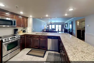 Image de \"Breakers East 803\"-Gulf Front condo 2 Br/2ba Beach setup included