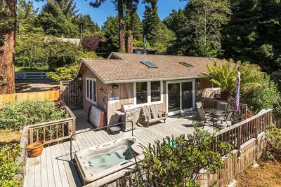 Image de Redwood Beach Retreat - Hot Tub, Walk to Beach, 3 King beds!