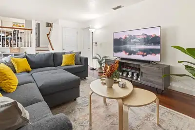 Image de Cozy Retreat w/ Fireplace, Big Yard & Kitchen - 10 min to GotG and Usaf!