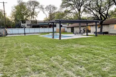 Image de Relaxed & Cozy with pool/hot tub only 5 minutes from downtown Atx