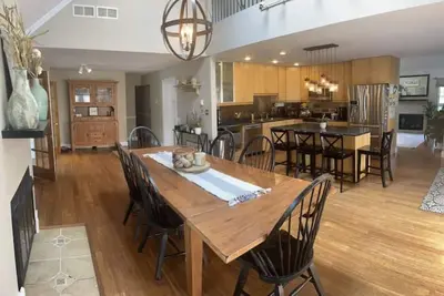 Image de 5 Min to Psu, Pool & Patio, plenty of room for the whole fam!