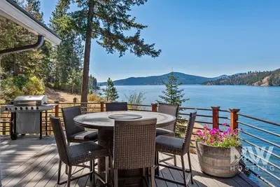 Image de Lakefront Home w/ Private Dock—Fire Table, Fireplace, Stunning Views, Kayaks & Near Gozzer!