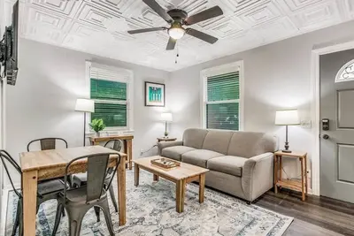 Image de Mins to Downtown! Carriage House - Pensacola Pearl