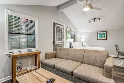 Image de Mins to Downtown! Studio Apt. - Pensacola Pearl