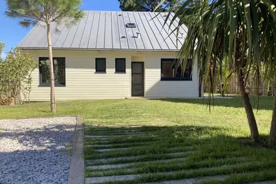 Image de Villa avec piscine interieure chauffée, à 5 minutes à pieds du port de Carteret!
