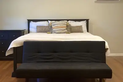 Image de Huge King Bed en suite, Views, Clean & near attractions@ Enjoy Life