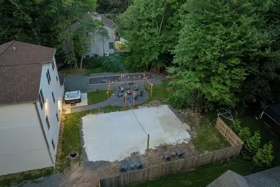 Image de 8 Bedroom 5k Sq Ft Can Sleep 30, Minutes to Slopes and Lake, W/ Volleyball Court