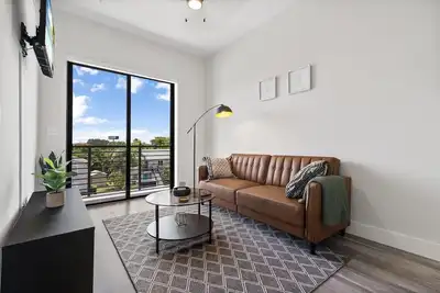 Image de Lux King Suite|Ev|Onsite Gym|Near Pbi, Beach, Hospitals & shopping