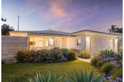 Image de Gorgeous mid century modern home near beach