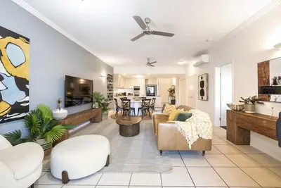 Image de Luxury City Escape – Stylish 3-Bedroom Apartment with Balcony & Rooftop Pool!