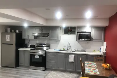 Image de Newly Built Entire Guest Suite 2 Bed rooms, Pvt. Entrance, Washroom near Airport