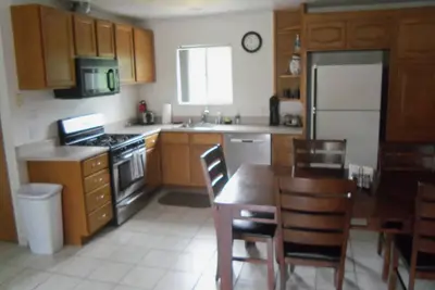 Image de Spacious! One bedroom with large kitchen & common area.