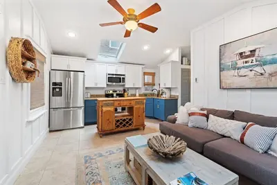 Image de Two Cottages w/ Patios - Close to Beach