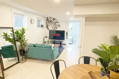Image de Entire Suite 2-Bdrm Sleeps 6 w\/Yard WiFi!