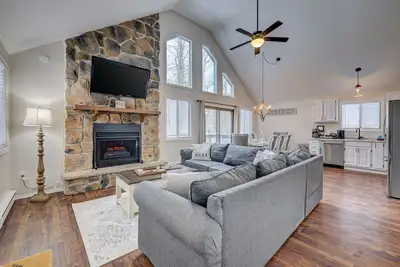 Image de Poconos Hideaway - fire pit, grill, hiking and water parks nearby.