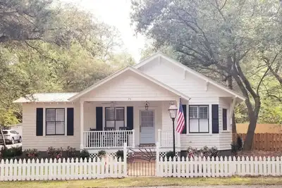 Image de Historic Cottage with Private Pool, Firepit, Ev Charging Walk to Village
