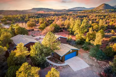 Image de Serene retreat secluded in the hills, private trails straight from the backyard.