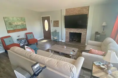 Image de Lovely 3-Bed home, private yard, 1 mi to beach. Avail May - Oct 2023