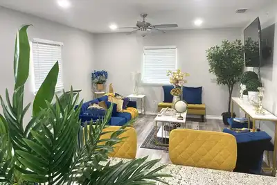 Image de New! ✨close to Downtown, Malls & Premium\nOutlets, with Balcony ❤️