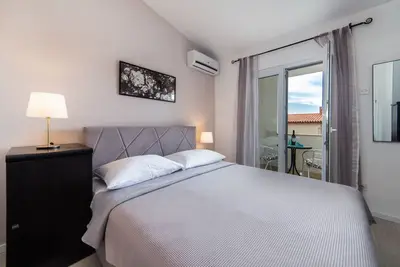 Image de 3 ensuite double A/C bedrooms. Balcony with partial seaview-3 min from the beach!
