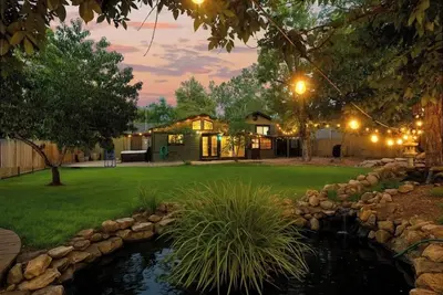 Image de Charming Retreat: Backyard Oasis, HotTub, FirePit, GameRoom, 15min>Dt Denver