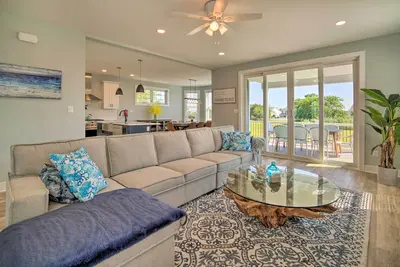 Image de Gorgeous Newly Built Home: Golf Course View!