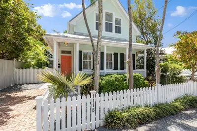Image de Soul Of The Sea ~ Charming 3 Br, 3 Ba Home w/ Pool and Parking!