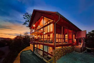 Image de New Cabin with Indoor Pool, theater room, outdoor living area, game room