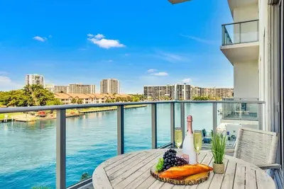 Image de Luxury Amenities: Infinity Pool+ Gym+ Hot Tub