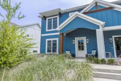 Image de Hot Tub and Firepit / Four Bedroom Townhome Minutes from the Beach