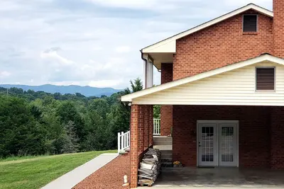 Image de Mountain views on 7 acre lot, nearby hiking, game room!