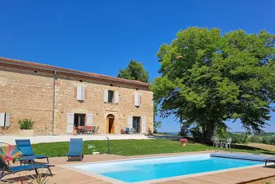 Image de Maison de Maître 👨‍👩‍👧‍👦 7 personnes 🏊🏼‍♀️ Piscine 🎣 🌳 Lac & jardin