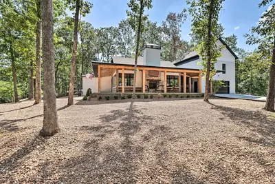 Image de All-Encompassing Lakehouse w\/ Modern Accents!