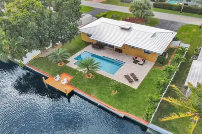 Image de New Waterfront Heated Pool/Jacuzzi 2mi to Beach-Fishing Pier, Kayaks, EVCharger