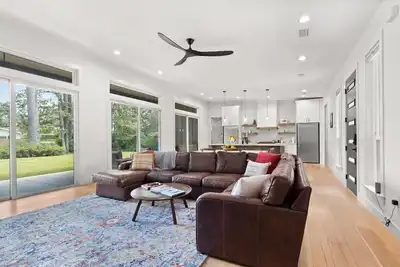 Image de Trampoline, Basketball and Grill! Central, Modern New Build!