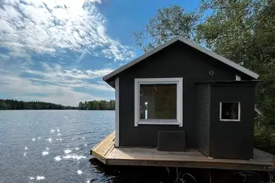 Image de Cozy Tiny Houseboat in the Nature