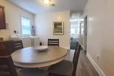 Image de Simple and Relaxing Urban Condo Near Everything