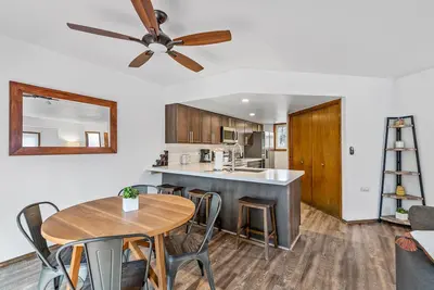 Image de Town Home in the Pine Trees - Sleeps 5!