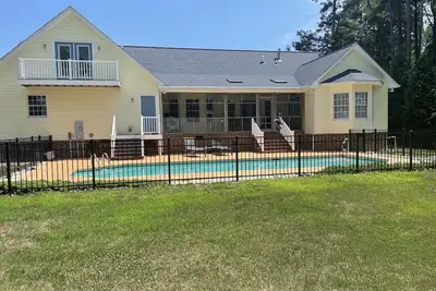 Image de Waterfront retreat w/pool, dock & fire pit in Urbanna. Bring Your Boat!