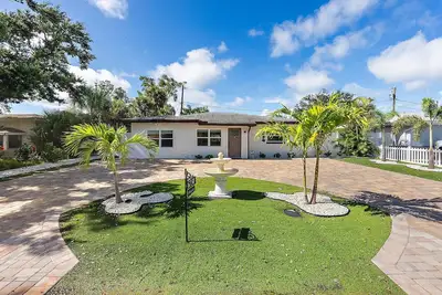 Image de Gorgeous home 10 minutes to Madeira Beach with jacuzzi.