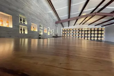 Image de Event center- stylish 3000 sf barn with huge bar overlooking vineyard