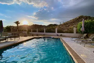 Image de Relax and recharge at this stylish desert retreat with views of rolling desert hills. Enjoy sunsets from the heated pool, dine outdoors, or unwind with a few on the putting green. Perfect for long stays—just 15 minutes from the airport!