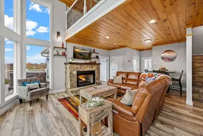 Image de Lux Lodge - Amazing Views, Hot Tub, Glam Kitchen, near Dollywood!