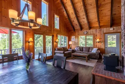 Image de 4-Season Rangeley Cabin - Wood Stove, Water Views, Fiber Internet, Game Room