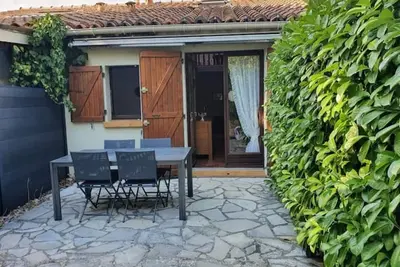 Image de Maison chaleureuse dans résidence avec piscine