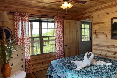 Image de The Romantic Love Nest mountain Log Cabin w/ Lake view-5 minutes from the beach!