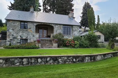 Image de Stone House at Callan Cellars Chelan!