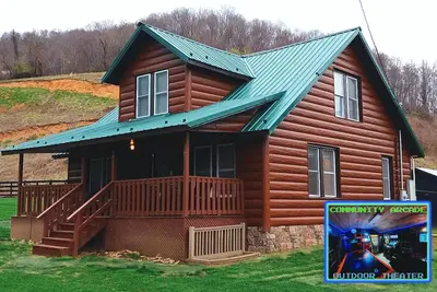 Image de Wild Horse Lodge at Highland Hideaways near Grayson Highlands - Arcade/Theater\n