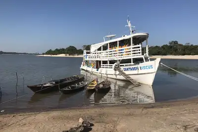 Image de Gorgeous converted fishing vessel in Alter do Chao
