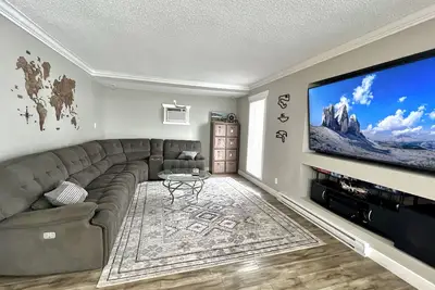 Image de Entertain w/ Fire Pit, Patio, Yard, Huge Tv & Bbq. Quiet neighbourhood. Pets Ok